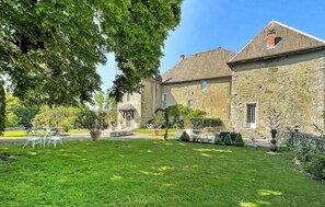 Outdoor dining - Beautiful home in Vallières with WiFi (Vallières)