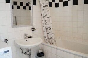 Séchoir à cheveux, serviettes fournies, savon, shampooing