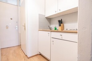 Een koelkast, een microgolfoven, een oven, een kookplaat