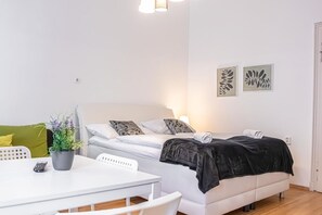 2 bedrooms, iron/ironing board, WiFi, bed sheets - Comfortable 2BR Apt. Central and Well Connected (Vienna)