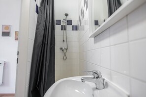 Douche, séchoir à cheveux, serviettes fournies, savon