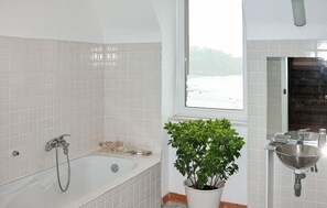 Shower - Beg Ar C'Hastell, Un Manoir De (Locquirec)