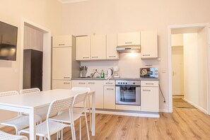 冷蔵庫、電子レンジ、オーブン、コンロ