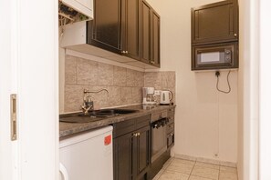 冷蔵庫、電子レンジ、オーブン、コンロ