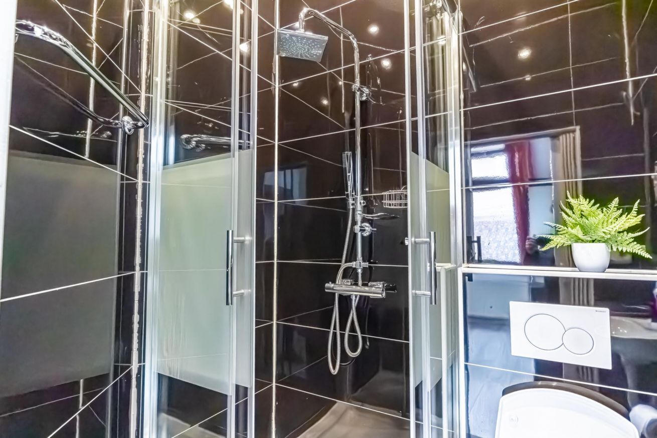 Regadera, secadora de cabello, bidet, toallas 