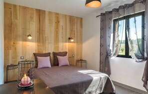 3 室のベッドルーム、旅行用ベビーベッド、WiFi (無料)、ベッドシーツ
