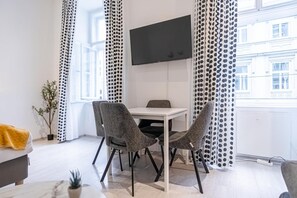 Dining - Cosy 1 Bedroom Apartment in Central Location (Vienna)