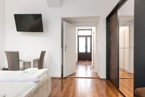1 bedroom, iron/ironing board, WiFi, bed sheets - Modern 1BR Apart-perfect for Longstays (Vienna)