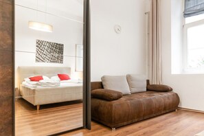 1 bedroom, iron/ironing board, WiFi, bed sheets - Modern 1BR Apart-perfect for Longstays (Vienna)
