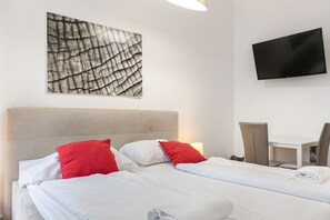 1 bedroom, iron/ironing board, WiFi, bed sheets - Modern 1BR Apart-perfect for Longstays (Vienna)