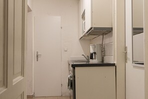 Køleskab, mikrobølgeovn, kogeplade, kaffe-/temaskine