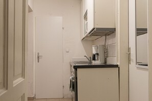 Kühlschrank, Mikrowelle, Herdplatte, Wasserkocher mit Kaffee-/Teezubehör