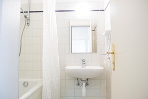 Sèche-cheveux, serviettes fournies, savon, shampoing