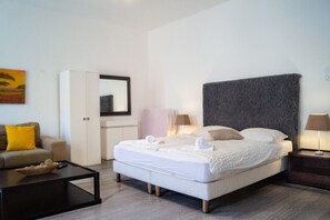 1 dormitorio, tabla de planchar con plancha, wifi y ropa de cama