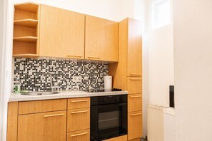 Een koelkast, een oven, een kookplaat, een broodrooster