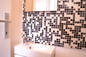 Een douche, een haardroger, handdoeken, zeep