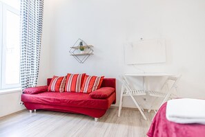 Smart TV - Sleek Studio Apt. | Suitable for Longstays (Vienna)
