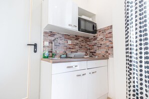 Microwave, stovetop, toaster, cookware/dishes/utensils - Sleek Studio Apt. | Suitable for Longstays (Vienna)