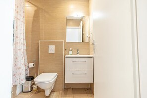 Een douche, een haardroger, handdoeken, zeep