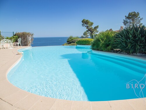 Sumptuous villa with sea view and its renovated outbuilding in the heart of