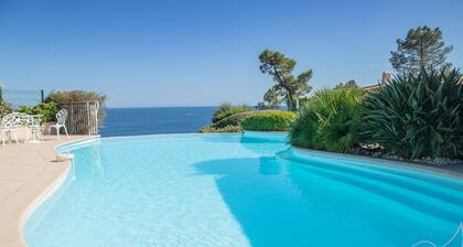 Sumptuous villa with sea view and its renovated outbuilding in the heart of
