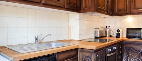 Een koelkast, een magnetron, een oven, een kookplaat