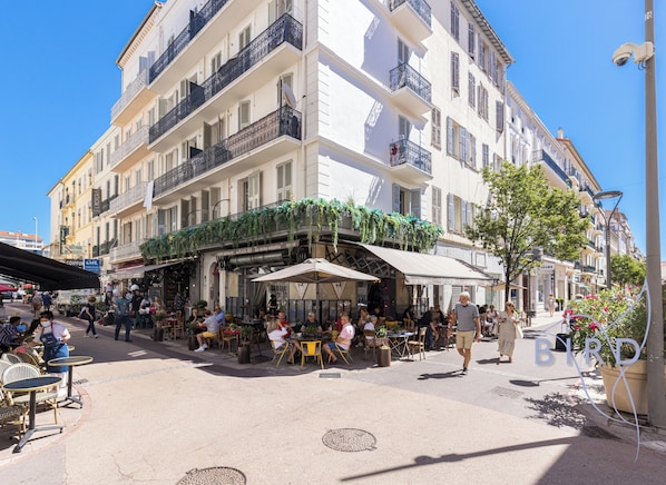 Outdoor dining - 3 Rooms Ultra Central with Air Conditioning 3 minutes from the Palace (Cannes)
