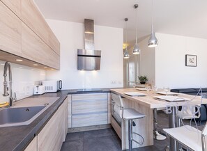 Fridge, microwave, oven, stovetop - 3 Rooms Ultra Central with Air Conditioning 3 minutes from the Palace (Cannes)