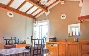 Fridge, oven, stovetop, dishwasher - Gorgeous home in Saint Martin De Crau (Saint Martin De Crau)