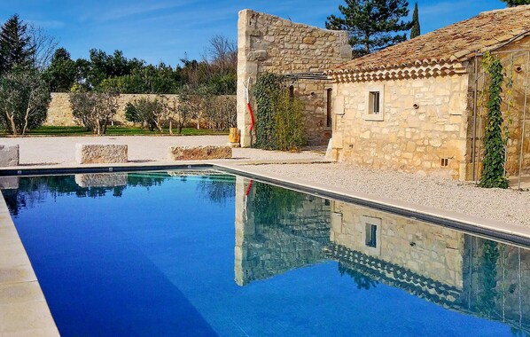 Pool - Gorgeous home in Saint Martin De Crau (Saint Martin De Crau)