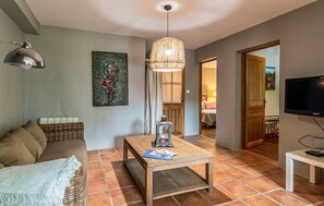 3 bedrooms, travel cot, free WiFi, bed sheets