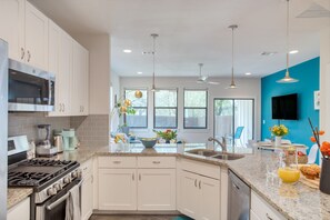 Casa (4 Bedrooms) | Cocina privada | Frigorífico, microondas, horno y placa de cocina