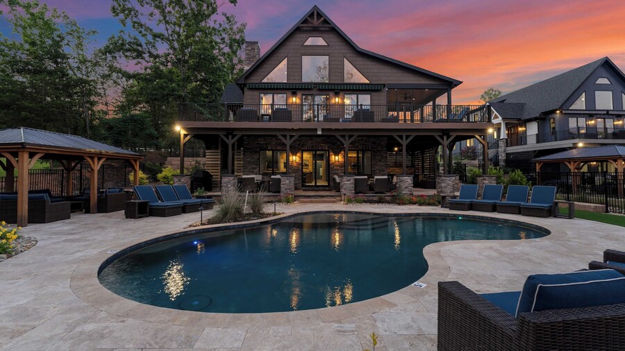 Black Bear Lodge by Avantstay Lakefront, Dock, Pool, Theater Sleeps 20+