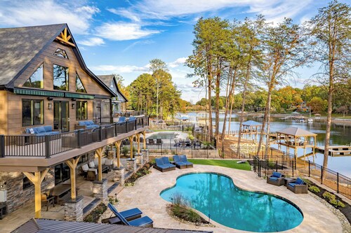 Black Bear Lodge by Avantstay Lakefront, Dock, Pool, Theater Sleeps 20+