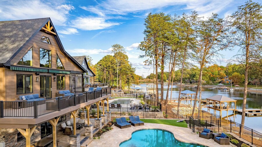 Black Bear Lodge by Avantstay Lakefront, Dock, Pool, Theater Sleeps 20+