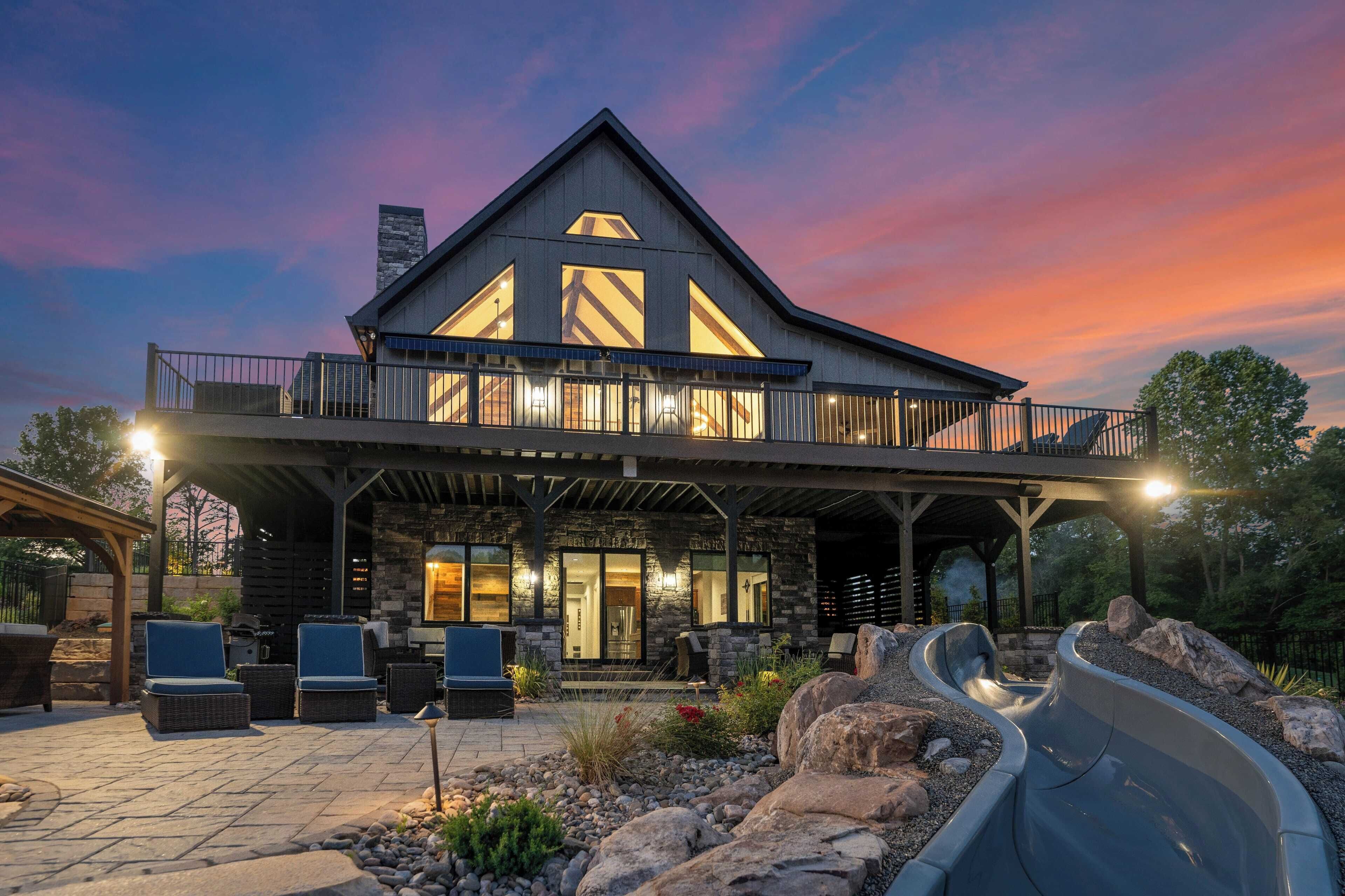 Gray Fox Lodge by Avantstay Waterslide Pool, Theater Sleeps 21