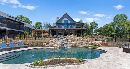 Gray Fox Lodge by Avantstay Waterslide Pool, Theater Sleeps 21