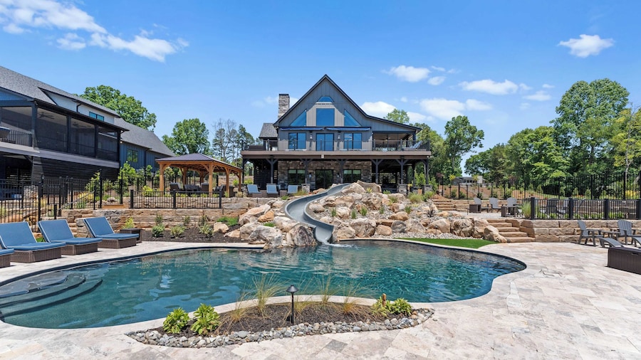 Gray Fox Lodge by Avantstay Waterslide Pool, Theater Sleeps 21