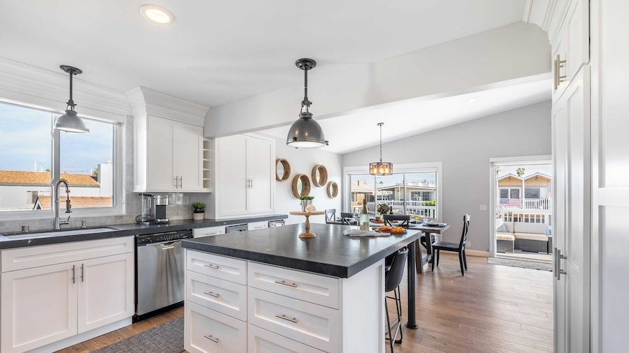Ocean Breeze Buyout by Avantstay Steps to Beach!