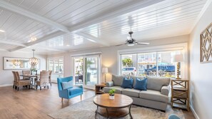 Front of property - Ocean Breeze I by Avantstay Steps to the Beach! (Newport Beach)