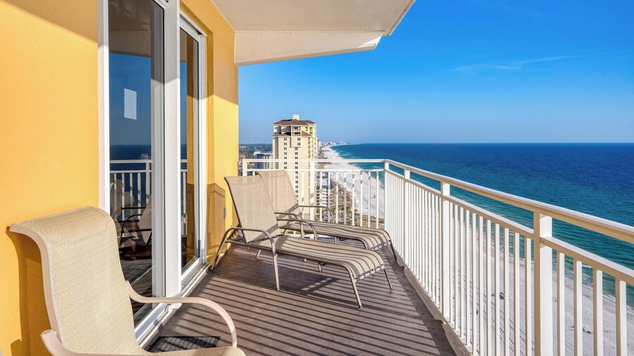 Beachfront 3bdr Private Beach Access, Ocean Views, Gym Sunscape by Avantstay