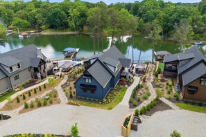 Interior - Blue Heron by Avantstay Lakefront, Dock, Pool, Theater Sleeps 22 (Sherrills Ford)