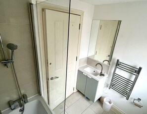 Banheira de hidromassagem, secador de cabelo, toalhas de banho, sabonete
