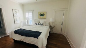 4 habitaciones, escritorio, internet y ropa de cama