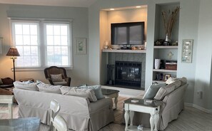 Living area - The Hartshorn House  Oceanfront  Five Bedrooms  Private Beach Access  3 G (Bald Head Island)