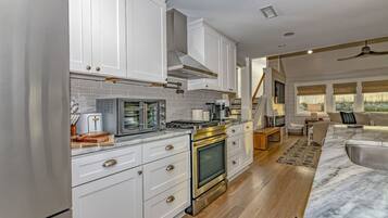 Køleskab, mikrobølgeovn, ovn, kogeplade