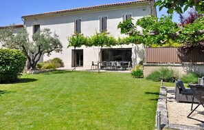 Outdoor dining - Nice home in Barbentane (Barbentane)