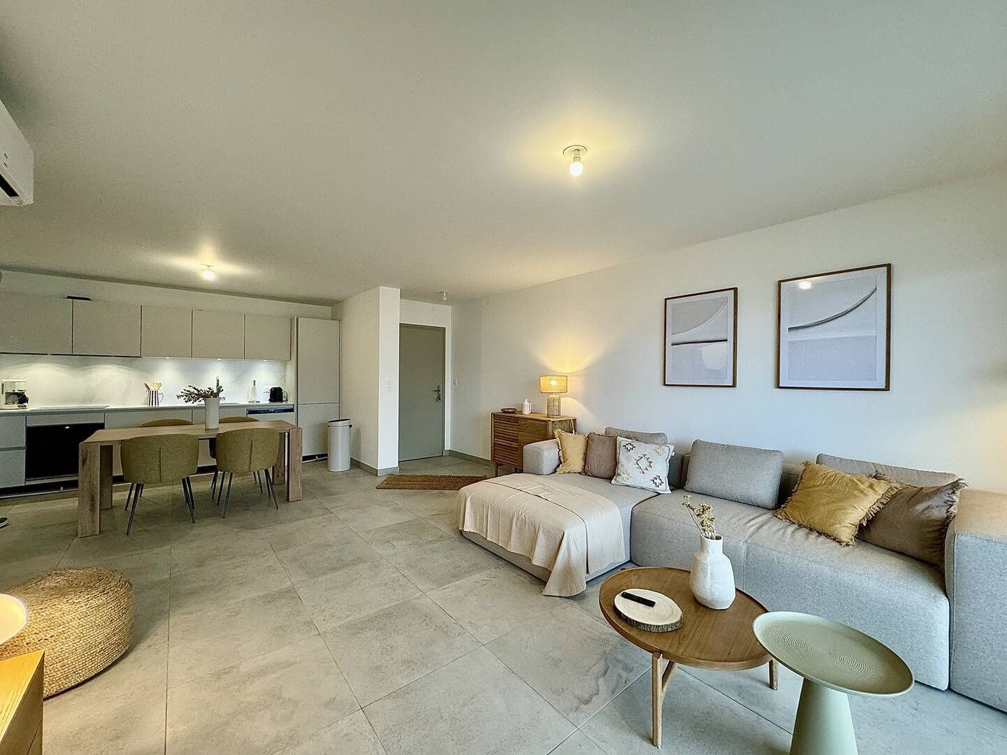 Een modern appartement met een zitkamer, eethoek en keuken.
