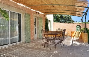 Outdoor dining - Gorgeous home in Pernes Les Fontaines (Pernes Les Fontaines)