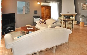 Living area - Gorgeous home in Pernes Les Fontaines (Pernes Les Fontaines)